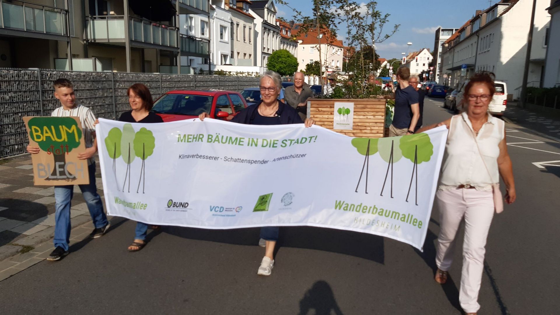 Begleitende Demonstration des Wanderbaumumzugs
