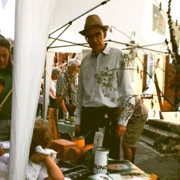 Matthias am BUND-Infostand beim Bergfest