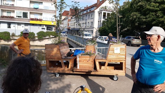 Foto von Wanderbaumelement mit Helfern für den Transport