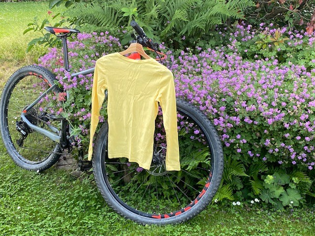 Gelbes Trikot - hängend an einem Fahrrad.